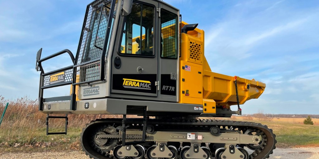 TerramacUSA's tweet photo. Terramac's #RT7R carrier is considered a non-permitted load making it incredibly easy to transport while still allowing contractors the 360-degree rotation for enhanced maneuverability.
#rotatingcarriers #offroadequipment #terramac #heavyequipment #limitedaccess #rubbertracked https://t.co/WpOeLt0RGr