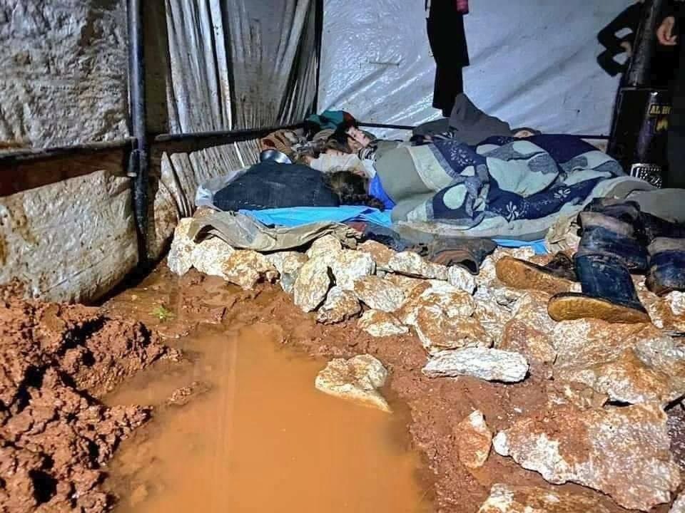 أهذه هي الحياة التي كنت أركل بطن أمي لأجلها ."

جبران خليل جبران

صورة من مخيمات النازحين في سوريا