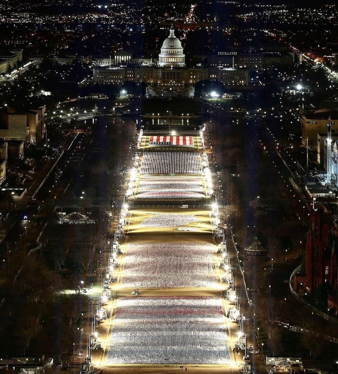 davidhogg111's tweet photo. There are 200,000 flags

If you want a scale of the horrific human cost of COVID-19 in the United States for each of these flags there are 2 Americans that have died from Covid. 

About the same number of Americans died in WWII https://t.co/tqPTGolpyM