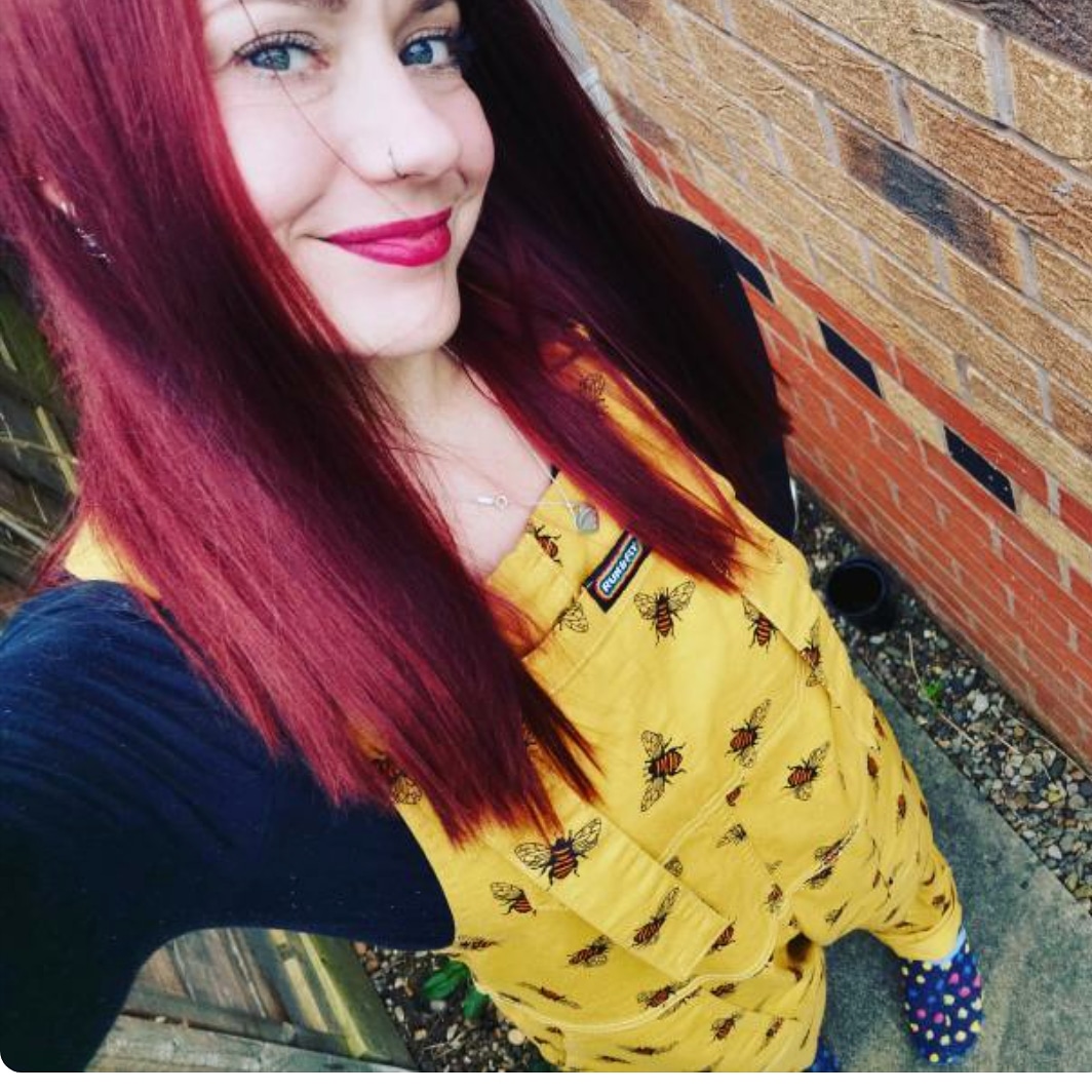 How amazing does this beauty look in her bee dungarees 😍 the perfect lockdown outfit 💕 Thank you <a href="/mavis_86/">seda sezgin</a> for sharing!

#lockdown2021 #beedungarees #bees #redhead #ootd #selfie #gallusaliceglasgow #shopsmall