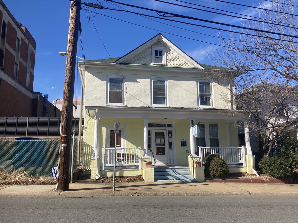 1/ In 1917, George F. Johnson was 6 years out of  @HowardU's medical school. Three years earlier he married Peachie Suporah Carr, who recently graduated from the Virginia Normal & Industrial Institute ( @VSU_1882).Together they lived in the heart of Vinegar Hill at 123 4th St NW.