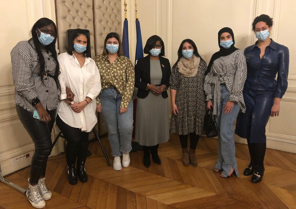 Élisabeth Moreno (@1elisamoreno) on Twitter photo Elles s'appellent Camilya, Imane, Kamba & Sarah.
Dans le film de <a href="/boucheraazzouz/">Bouchera Azzouz</a>, "Meufs de (la) cité", elles évoquent leur vie de 🚺 en banlieue avec courage et simplicité.
Bravo à ces guerrières du quotidien ! 👏👏
🕰️ RDV le 25 janvier avec <a href="/MarieDrucker/">Marie Drucker</a> dans <a href="/infrarougeF2/">Infrarouge</a> Elles s'appellent Camilya, Imane, Kamba & Sarah.
Dans le film de <a href="/boucheraazzouz/">Bouchera Azzouz</a>, "Meufs de (la) cité", elles évoquent leur vie de 🚺 en banlieue avec courage et simplicité.
Bravo à ces guerrières du quotidien ! 👏👏
🕰️ RDV le 25 janvier avec <a href="/MarieDrucker/">Marie Drucker</a> dans <a href="/infrarougeF2/">Infrarouge</a>