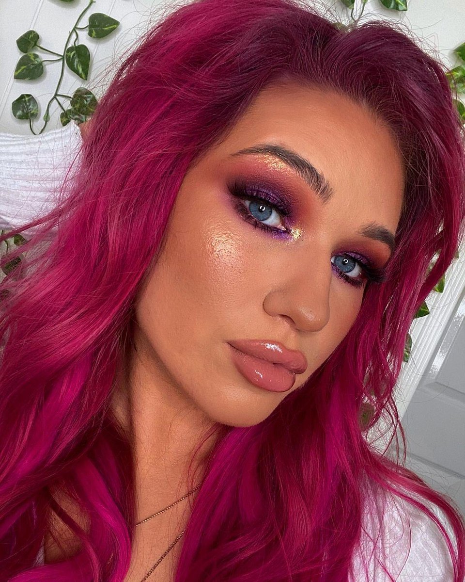 Colourful Smokes by the fab @vickysmakeupx 🎀 💓 💜 We are OBSESSED with this look🤩 Using the Aideen Kate palette💫 Shop Vicky's look on sosubysj.com 💛 #SOSUbySJ #ColourfulGlam #AideenKatePalette