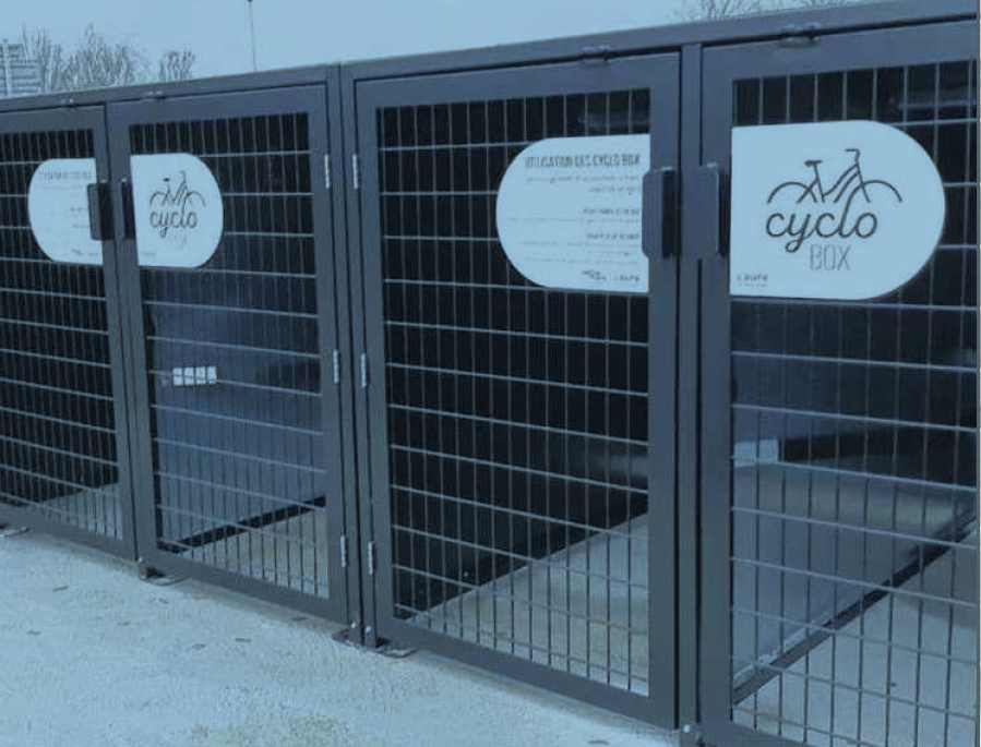 AggloSeineEure's tweet photo. Le #covoiturage, oui, mais le dernier km à pied, non ! Grâce aux #cyclobox, (re)sortez le 🚲du garage et garez-le en toute sécurité la journée. La 1ere du territoire est installée à @VilledeGaillon. D'autres suivront bientôt🙂#vélos #mobilité Photo : ©️ @NormandieActu https://t.co/cRC35GrEcz