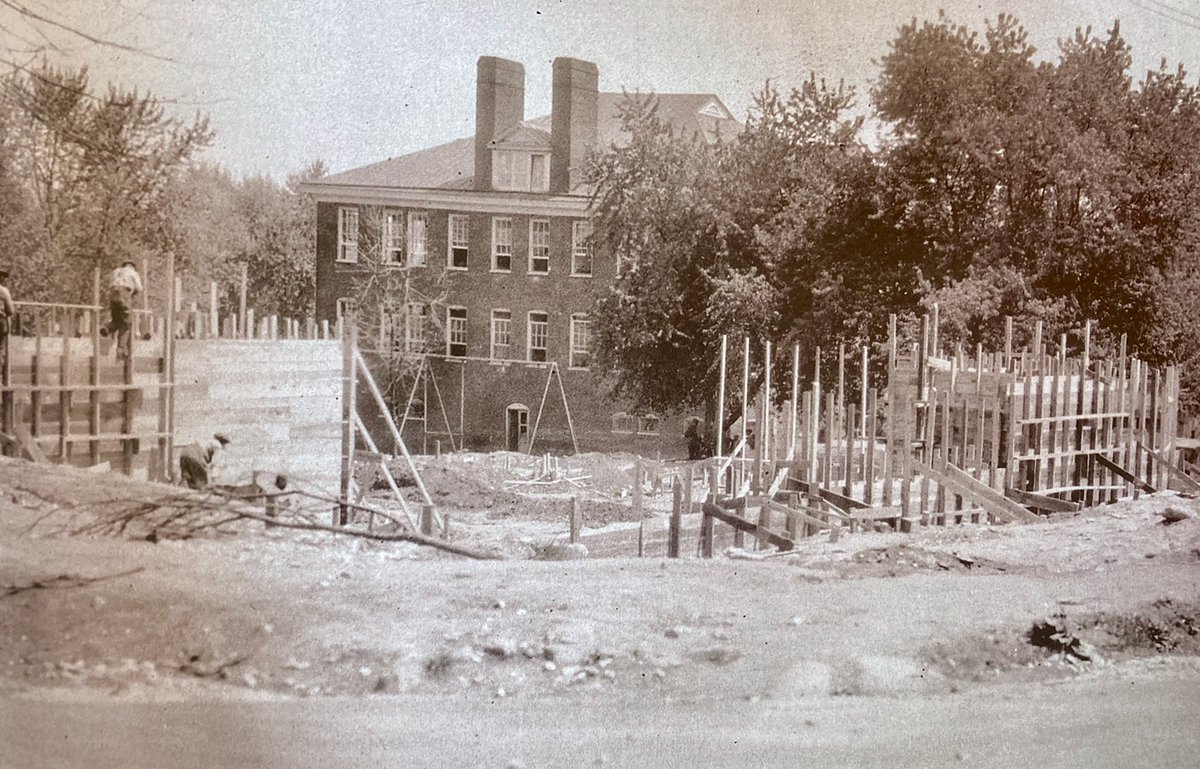 6/ At the neighborhood’s core was the Jefferson School. Funded by the Freedman’s Bureau in 1865 as a graded school at the Delevan Hotel, it soon had 200+ students & four teachers.By 1895, it moved to a new & larger building on the corner of Commerce & 4th St NW.
