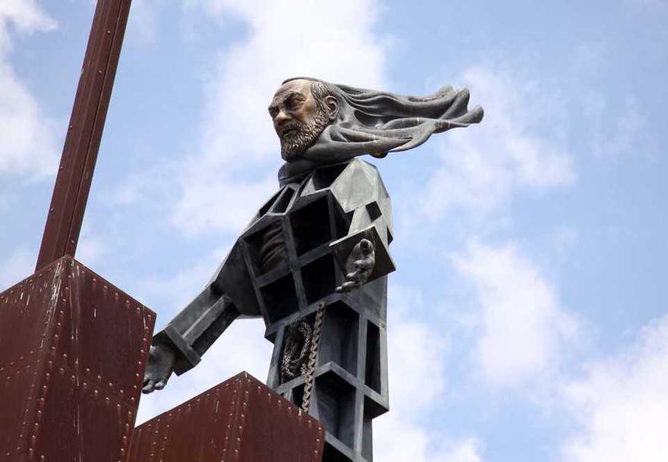 La rotonda di Padre Pio robot d'acciaio a Benevento.