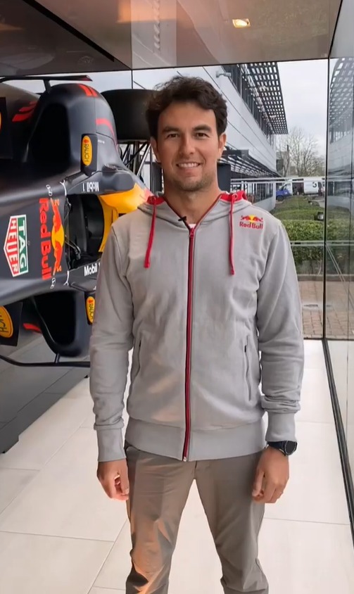 ⏱ #CronoDesdeCasa 🏠
🤩 ¡@SChecoPerez ya posa con los colores de @redbullracing!
👁️ ¿Te lo imaginas peleando por el campeonato de pilotos de la @F1?
🔃 RT: Sí.
❤️ MG: No. https://t.co/RfEkkYsYSI