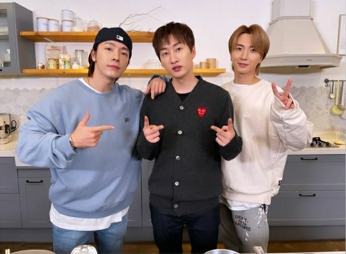 KEEPING UP WITH SUPER JUNIOR— a crack thread #SUPERJUNIOR    @SJofficial