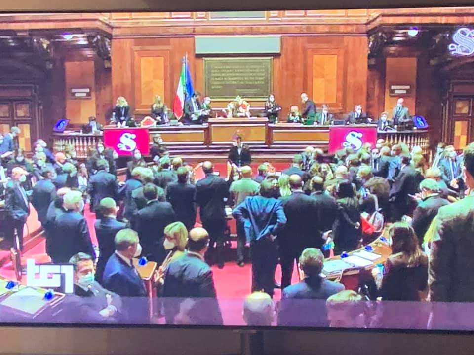 francescoiriti's tweet photo. Classico esempio di come non fare #assembramento 
#Senato #ciampolillo #Salvini #crisigoverno #crisidigoverno https://t.co/14AubZg4hY
