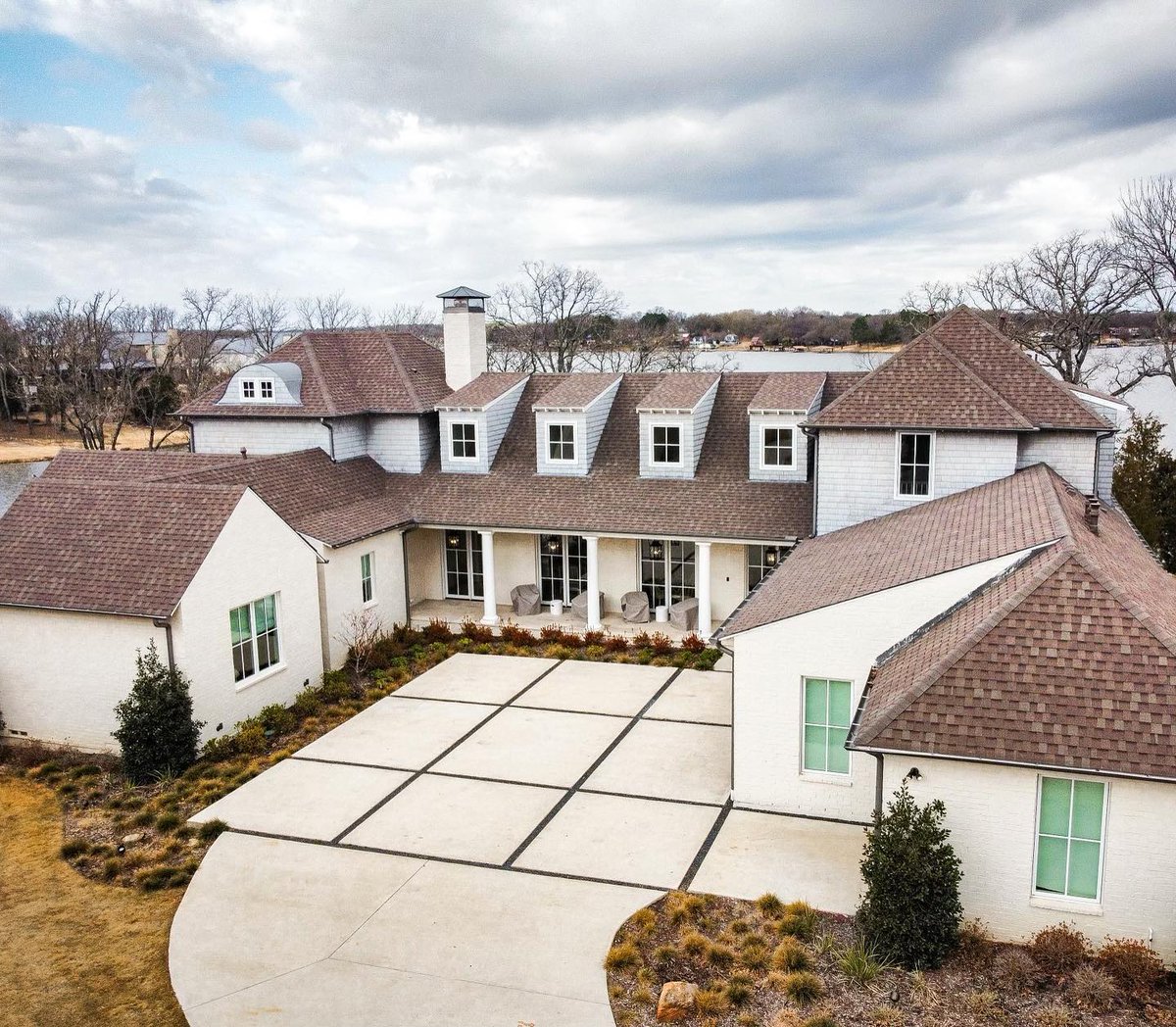 CustomRobert's tweet image. Turning dream homes into a reality one day at a time... Built by Robert Elliott Custom Homes. #RECH #robertelliottcustomhomes #robertelliotthomes