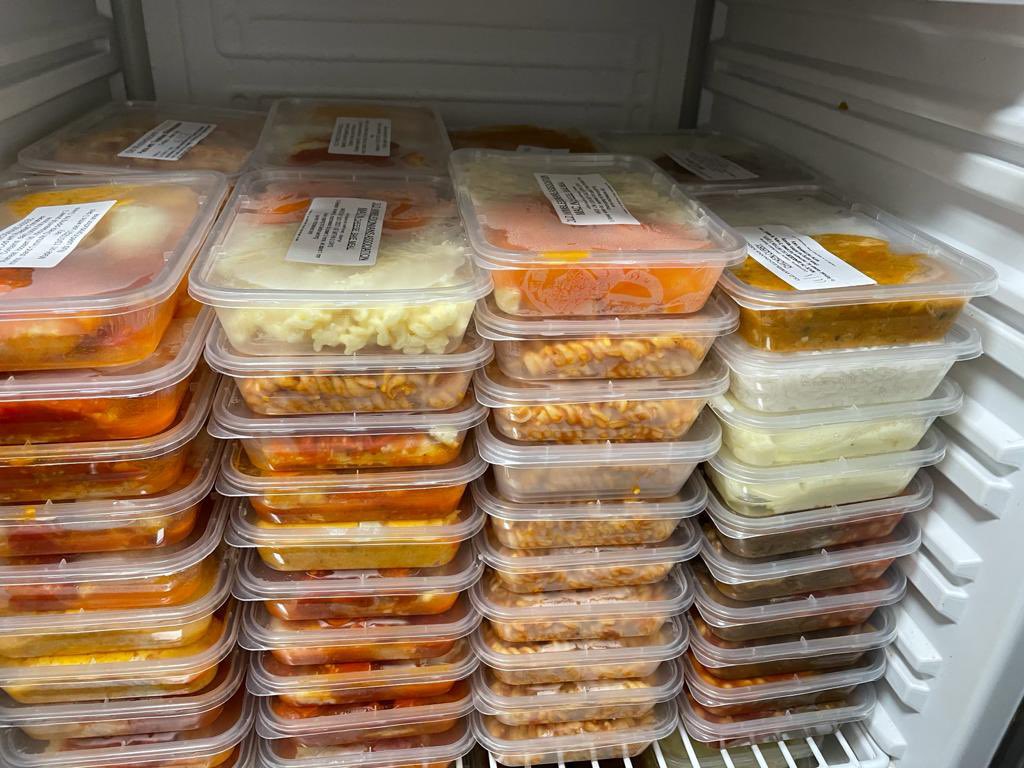critical_suppuk's tweet photo. Working together with @DonsLocalAction &amp; @oldwimbledonian, @CriticalNhs are helping to fund meals being supplied to @KingstonHospNHS - this week over 500 meals will be delivered to front line workers. 🌈🥰👌# #doshfornosh #feedthenhs #communityspirit #COVID19 #nhsnurses #coviduk https://t.co/3K2WfRpdQX