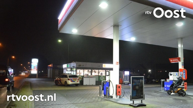 Politie zoekt man met opvallende rode jas voor overval op tankstation in Steenwijk. #rtvoost.