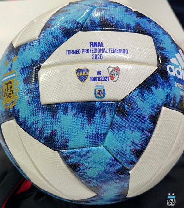 SoloFutbolFem's tweet photo. La pelota que empezará a rodar desde las 19:10 🤩⚽

¿Te gusta?

#FinalSuperclasica 🏆
📷: @afa https://t.co/d86iJsUG5X