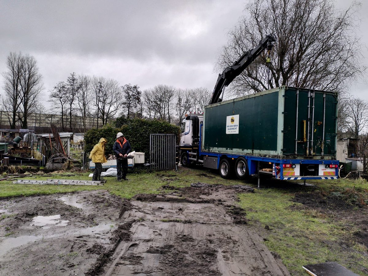 SocialeMoestuin's tweet photo. Daar ging ie dan....na 8 jaar 'trouwe dienst'...om plaats te maken voor de nieuwbouw.
Na de opening in 2012 kregen wij de container in bruikleen door Van Den Herik Sliedrecht .
Heel erg bedankt hiervoor!!! @janhuijbers
#socialemoestuin #Vrijwilligers #sponsoren
#nieuwbouw https://t.co/KTgLSOvdJd