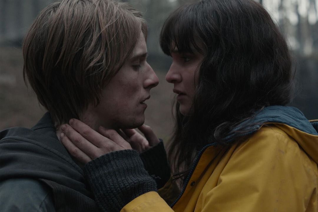 “Asla beraber olamayacağınızı biliyorsun. Ama yine de ondan vazgeçemiyorsun. “

🎬 Dark