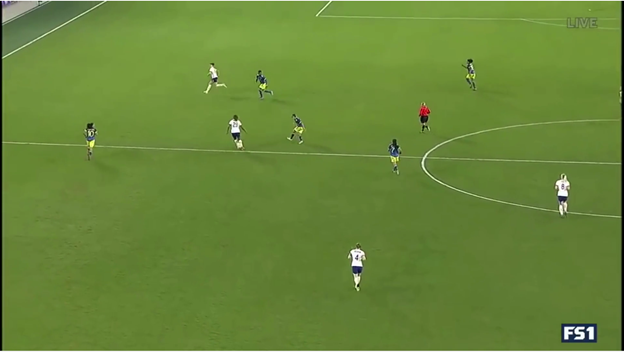 With this touch, Macario also gets away from the nearer defender to her right and forces Lloyds defender to pay even more attention to her. Meanwhile, Mewis (off screen) and others are given time to push up and join the attack.