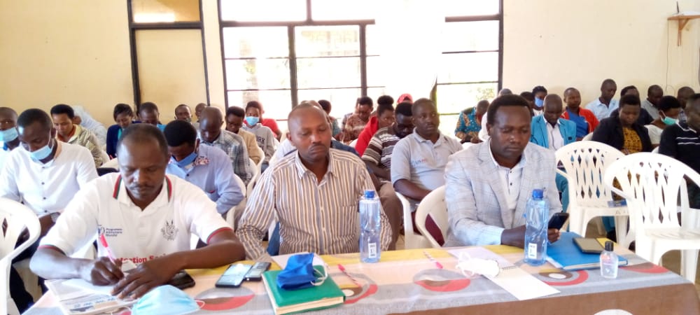 3. Il leur a indiqué differentes réalisations déjà mises en oeuvre par le <a href="/BurundiGov/">Bureau du Premier Ministre</a> notamment la Banque d'Investissement pour les Jeune(BIJE) qui est fonctionnelle, 40 Milliards mis à la disposition des jeunes pour soutenir leurs projets bancables et bien d' autres.