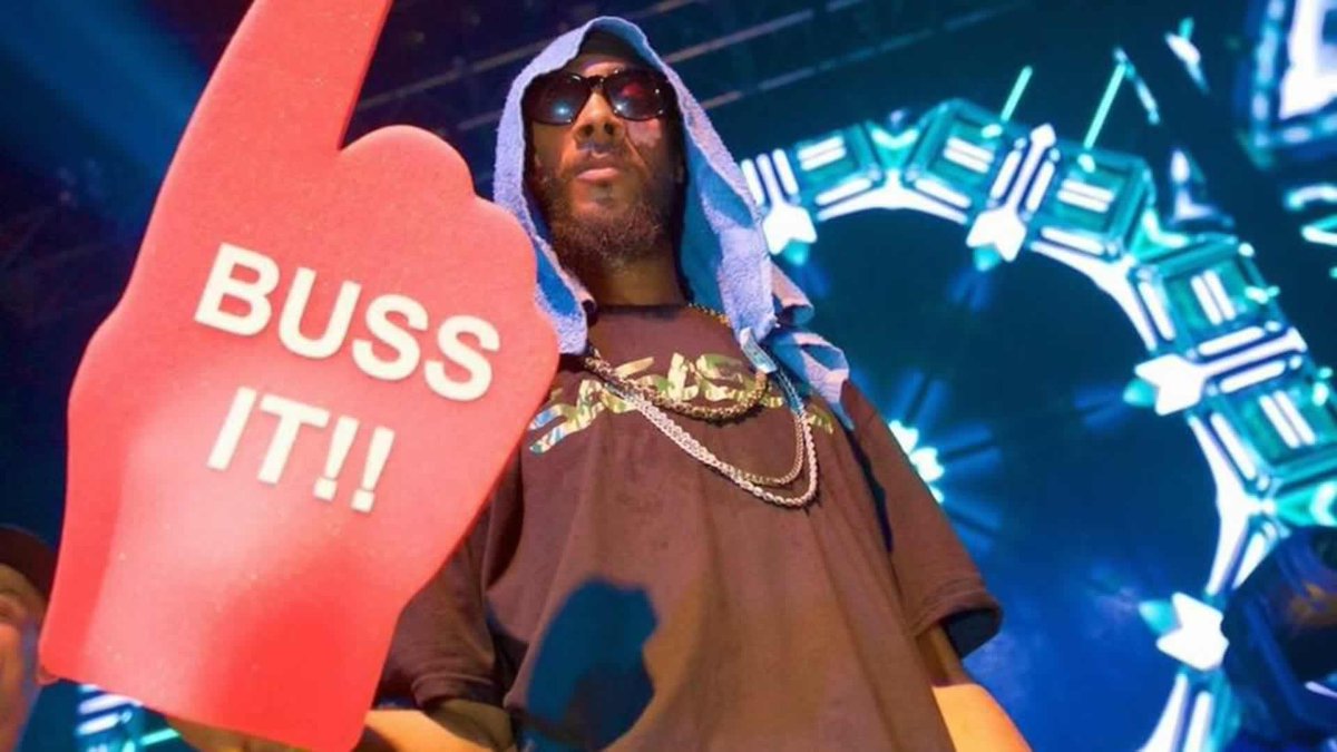 Sjonzy95's tweet photo. @munyachawawa When I see "buss it" all I can hear is this image. True legend 👆 https://t.co/ejhnrUiVwS
