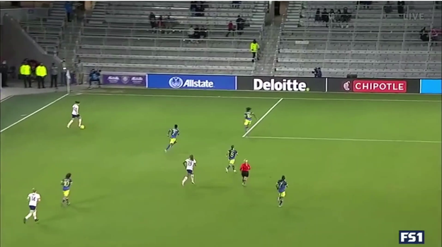 Macario gave Lloyd so much space that Lloyd’s defender (#2) has to give up and just rotate behind #16 to back her up. Lloyd now has the ball, space, a 1-on-1 situation and tons of teammates in the box waiting for her cross.