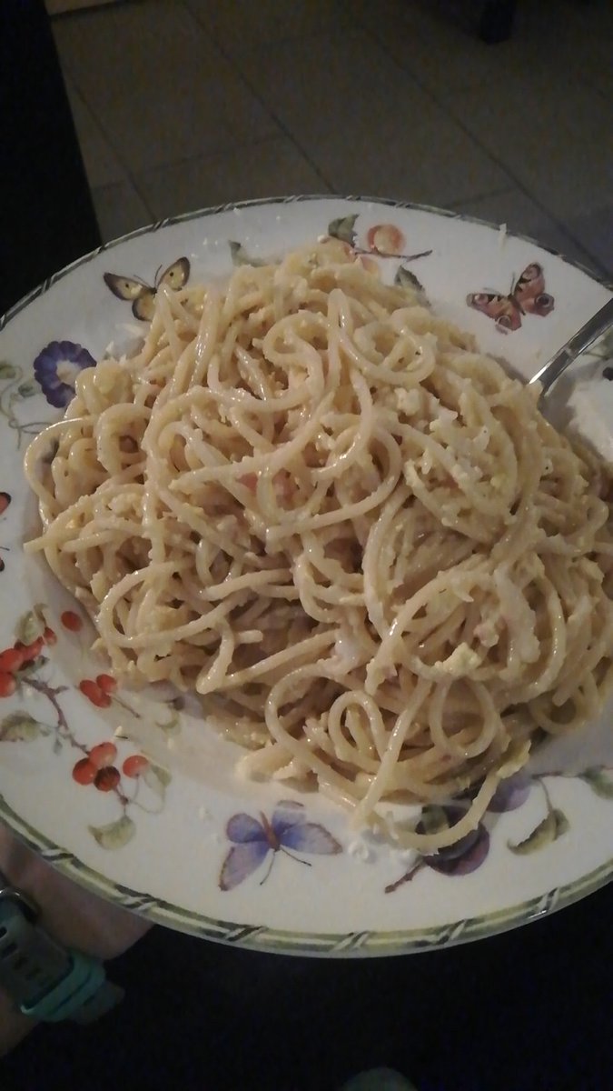 Lingo9_2's tweet photo. Voordat ik zo van 19-20 te horen ben, eerst spaghetti carbonara eten! Saus is zelfgemaakt 😍🍝 https://t.co/32btDYqdou