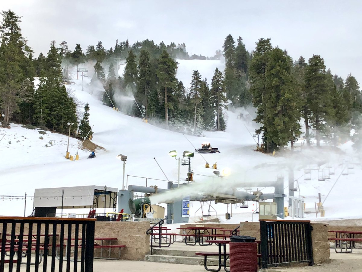 mthigh's tweet photo. Winter has returned. Light snow is falling and snowmaking is underway. Off and on snow showers are expected for the next 10 days. Book your tickets now at https://t.co/62ykWWD6U7 #mthigh #whereyougoforsnow https://t.co/BjhSvNrjd7