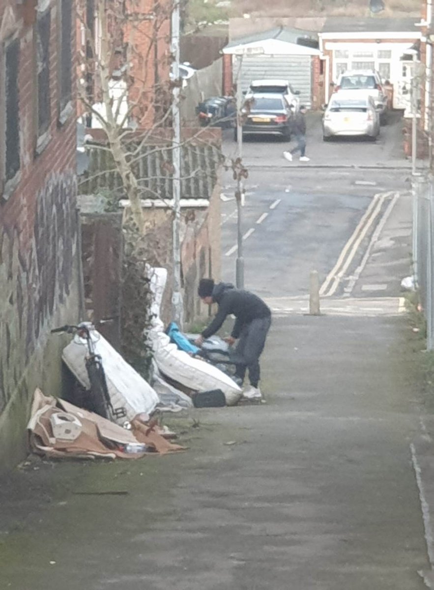 BucksFlyTipping's tweet photo. Can you help identify this man ? 👀
These images of #flytipping in the alleyway between Upper Green Street and Kitchener Road #HighWycombe Bucks were provided by concerned local resident
DMs open or pls email scrapflytipping@buckinghamshire.gov.uk
#SCRAPflytipping https://t.co/OesnQL147q