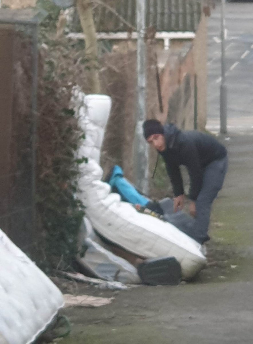 BucksFlyTipping's tweet photo. Can you help identify this man ? 👀
These images of #flytipping in the alleyway between Upper Green Street and Kitchener Road #HighWycombe Bucks were provided by concerned local resident
DMs open or pls email scrapflytipping@buckinghamshire.gov.uk
#SCRAPflytipping https://t.co/OesnQL147q
