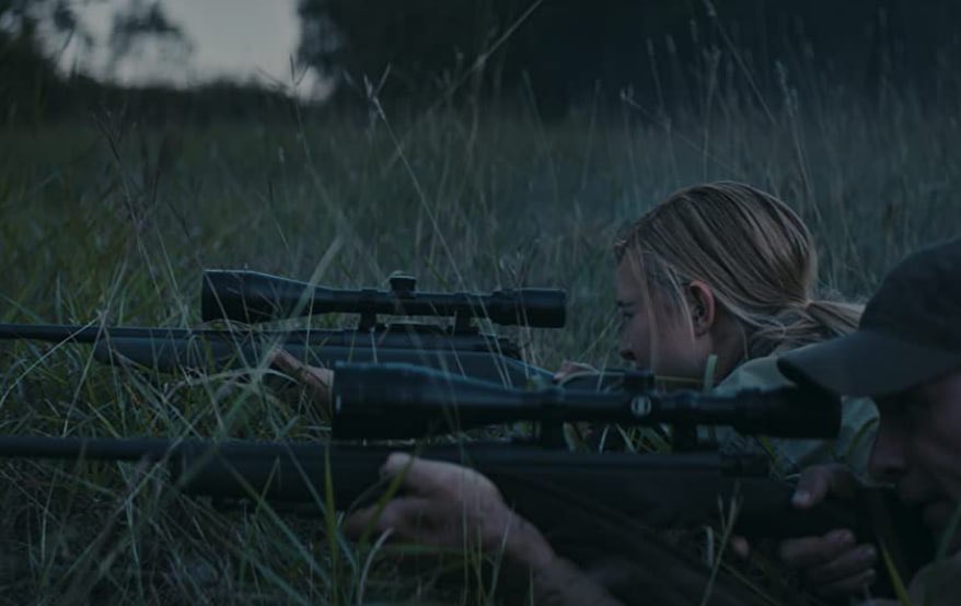 бежать скрываться. убегает от полиции. бежать скрываться. бежать скрываться. паранормальное явление за гранью страха.