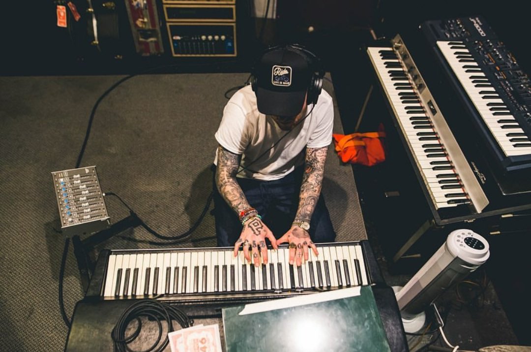 Today, Mac Miller would have turned 29 years old. In honor of his birthday, I present you: an in-depth deconstruction and breakdown of Mac’s entire discography.[THREAD] 