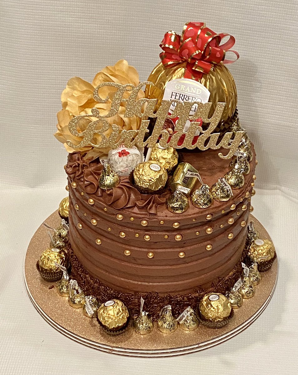 TheCakeMan14's tweet photo. Can’t go wrong with a little gold! https://t.co/dPKjsH9BEX