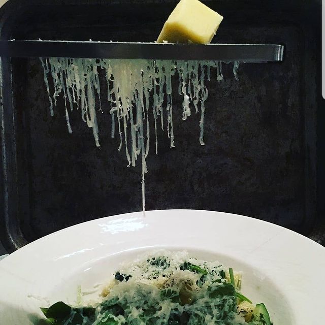Cookiru3's tweet photo. ❗ Novedad en #cookiru ❗ No hay nada mejor (si te gusta el queso), poner un poco de queso rallado encima de tus platos de pasta... 🍝 ¡mejoran un 100%!
Encuéntralo en: https://t.co/7GUDmWLep5
#felizmartes #compraencasa #compradesdecasa #comercaliente #comerencasa #cuchillos https://t.co/FS9NEB7SSH