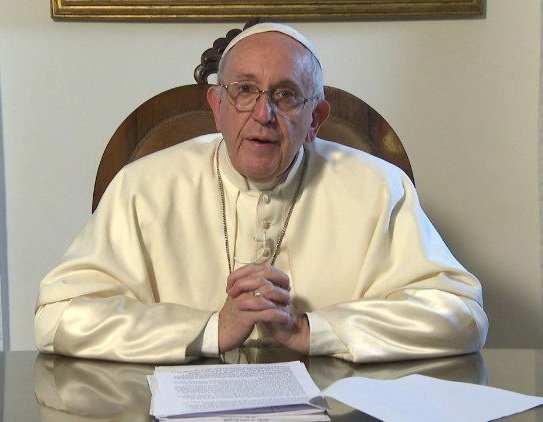 Láska a služba kráčejí společně, jinak to není možné. Pán požaduje, abychom se stali odborníky v naší úloze milovat druhé a v jednoduchosti nepatrných každodenních gest lásky a pozornosti jim ukazovali pohlazení božské něhy.