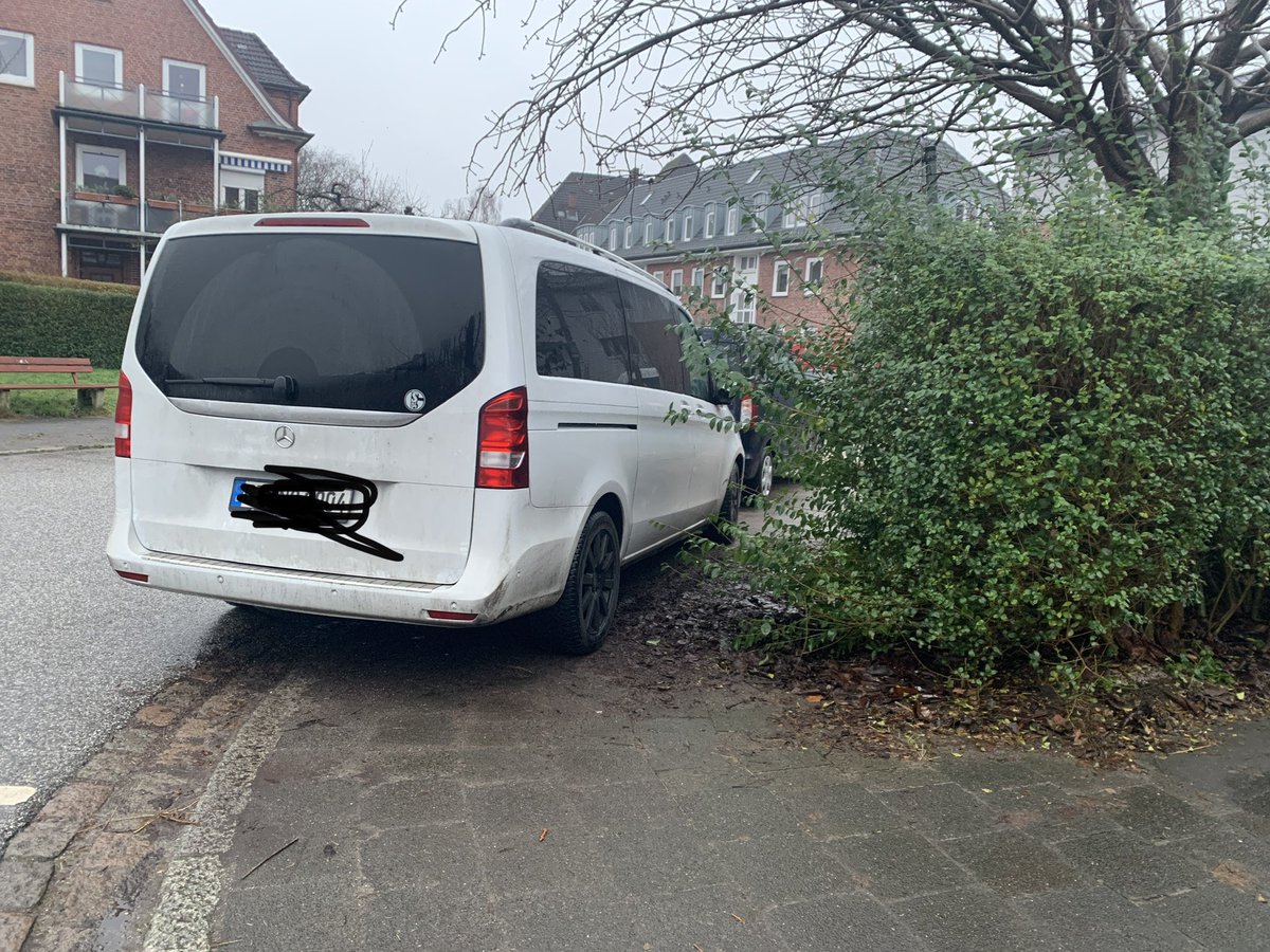 der_buro's tweet photo. Wenn jetzt der Gehweg noch frei wäre 
#kiel #autofrei #runtervomgehweg https://t.co/i1WgKi8CoO