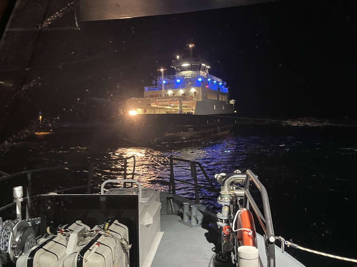 NSSR's tweet photo. #Sleneset - #Lovund: #redningsskøyta «Hans Herman Horn» har satt sleper i ferja «Petter Dass», som grunnstøtte tidligere i kveld. Foto: RS Hans Herman Horn https://t.co/WIlvKyLqJG