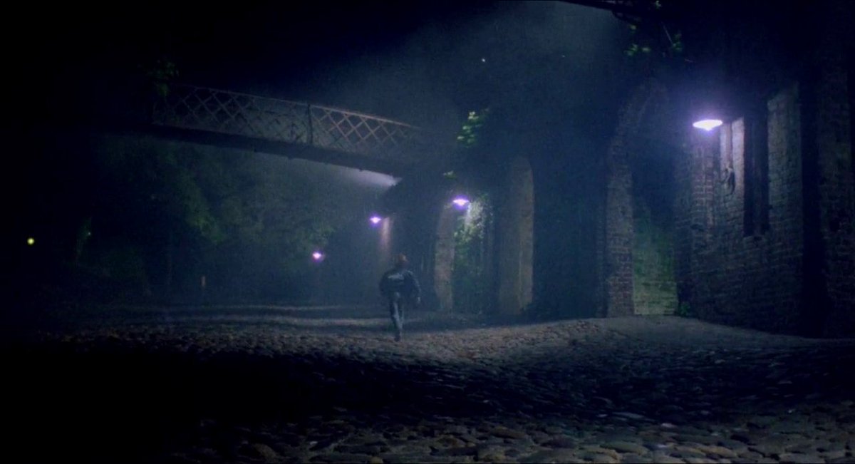 El episodio 7 se lanza de lleno al terror sobrenatural, lanzando una niebla siniestra que convierte a Pedraza en un lugar gótico al estilo de PAURA NELLA CITÀ DEI MORTI VIVENTI (1980) de Lucio Fulci, THE FOG (1980) de John Carpenter o el Stephen King de THE MIST (2007).