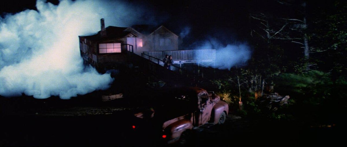 El episodio 7 se lanza de lleno al terror sobrenatural, lanzando una niebla siniestra que convierte a Pedraza en un lugar gótico al estilo de PAURA NELLA CITÀ DEI MORTI VIVENTI (1980) de Lucio Fulci, THE FOG (1980) de John Carpenter o el Stephen King de THE MIST (2007).