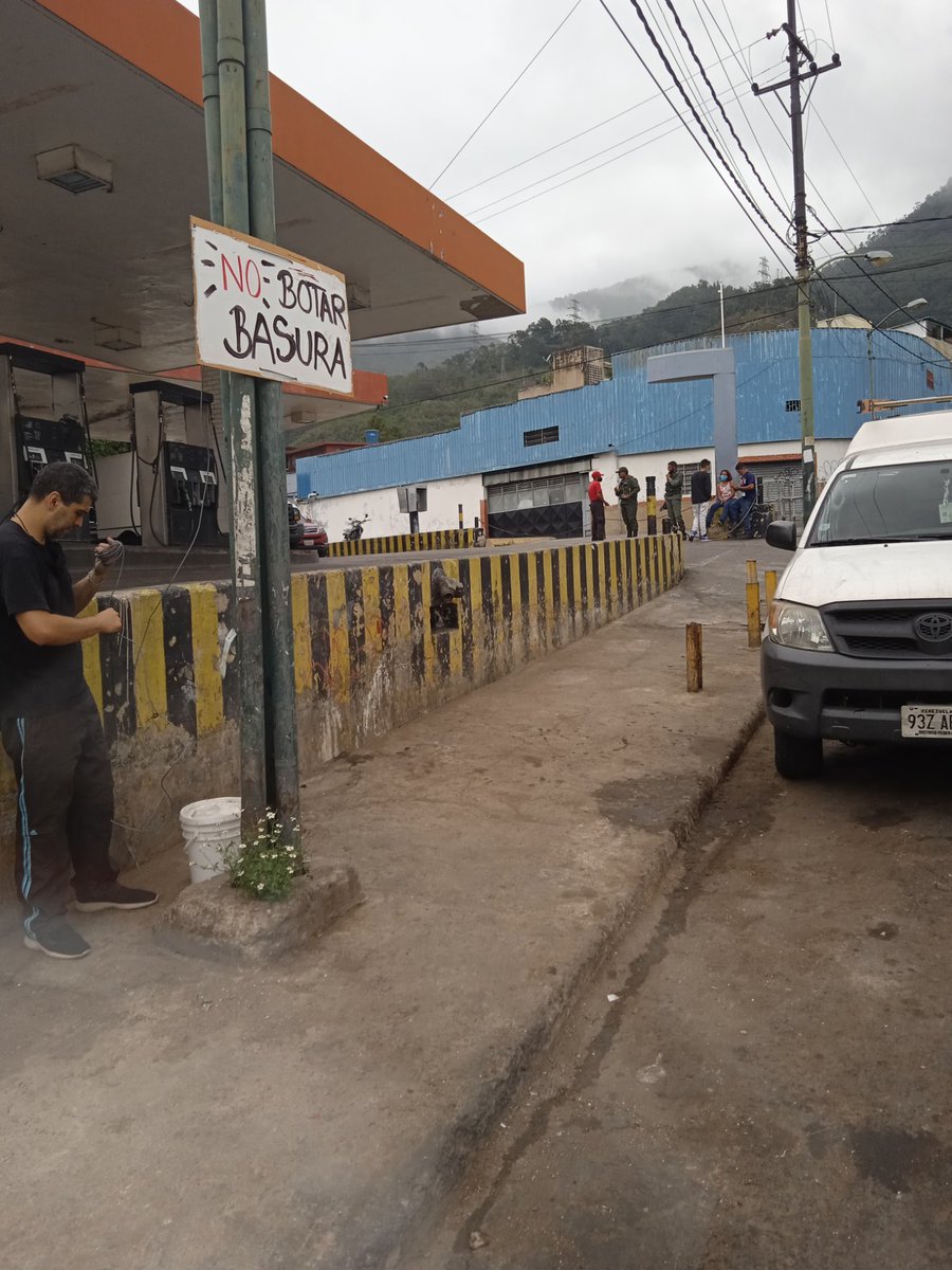 TeamoSarria's tweet photo. @SupraccsOficial @ErikaPSUV @Joselopezpsuv  #CarlosPerez muchisimas gracias por el apoyo prestado por la reubicación del contenedor de los cortijos de sarria Caracas Dios los bendiga por todo https://t.co/tEs6T8hRAI