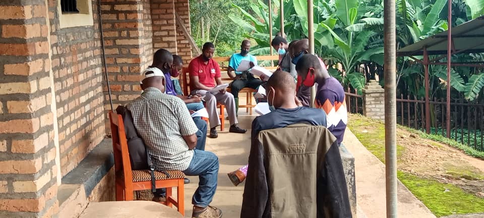 jd_Rwanda's tweet photo. Vermicomposting:  Cyarumbo CWS for Abahuzamugambi Maraba, MIG coffee CWS, Huye Mountain coffee, Gift coffee ,Simbi Coffee and Kigoma CWS attended training on pulp composting using warms.This innovative approach provide natural and rich compost for Coffee Farmers @HuyeDistrict https://t.co/laRhswKsx9
