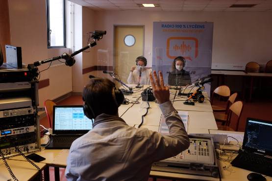 lecho_fr's tweet photo. Une webradio régionale animée par des lycéens de Chartres, pendant 3 jours https://t.co/sRUkvB7Hht https://t.co/bvH1qXm4fi