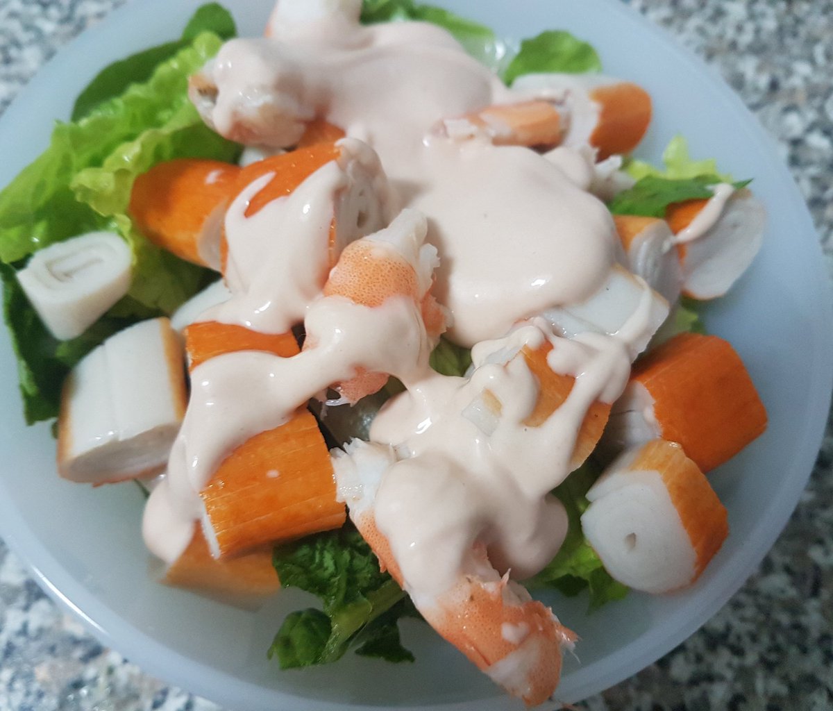 ¿Qué tal un cóctel Vianderos? Aquí os dejo cóctel de marico. 

Un poco de lechuga, langostinos, palitos de mar y su inconfundible salsa rosa 🤤🤤 

#coctelmariaco #sano #marisco #rico #curry  #judias #meat #saludable #sal #coctel #comidamediterranea #eat #acomer