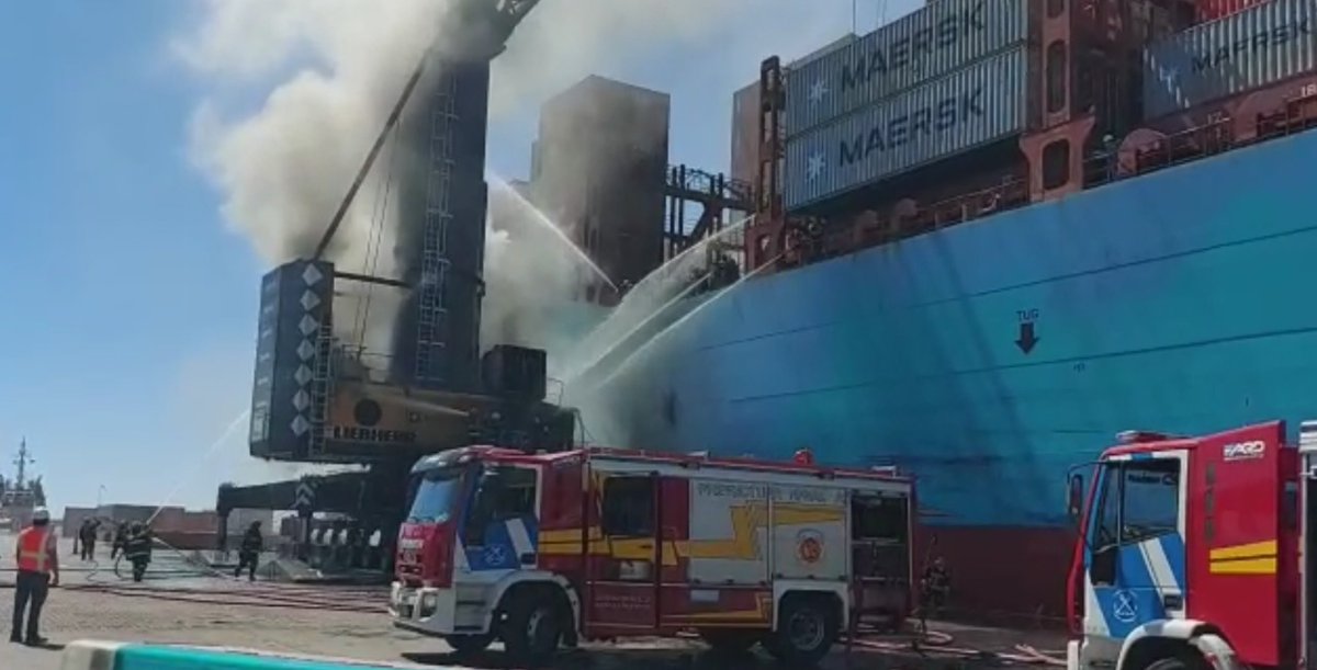 PrefecturaNaval's tweet image. Luego de dos horas de trabajo, Bomberos de Prefectura lograron sofocar un incendio en una grúa en el Puerto de Buenos Aires. La grúa móvil operaba cargando contenedores a un buque de bandera Hong Kong. No hubo personas lesionadas ni buques afectados por las llamas.