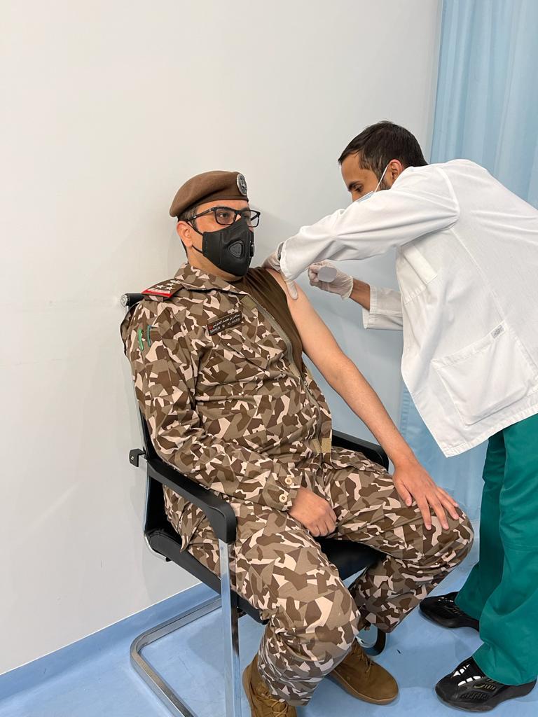 العميد ساهر بن محمد الحربي قائد القوات الخاصة للأمن البيئي يتلقى الجرعة الأولى من لقاح ⁧ كورونا⁩ (كوفيد 19).