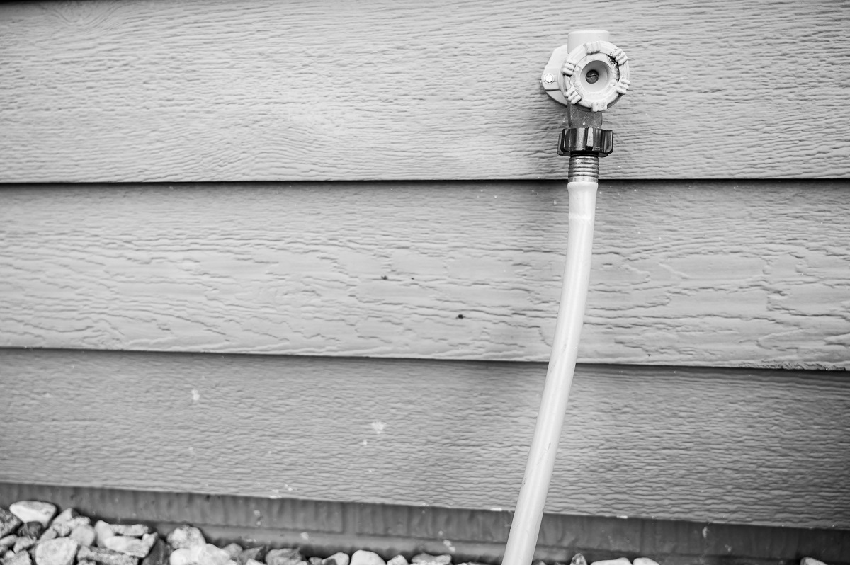 vipHomeLink's tweet image. Gaps outside your home can let cold air in. Check all exterior corners, outdoor water faucets, where siding and chimneys meet, and around your foundation. If you see any gaps, plug them! If you notice any big holes or storm damage, call a #homeservicepro. #VHLtips #winter