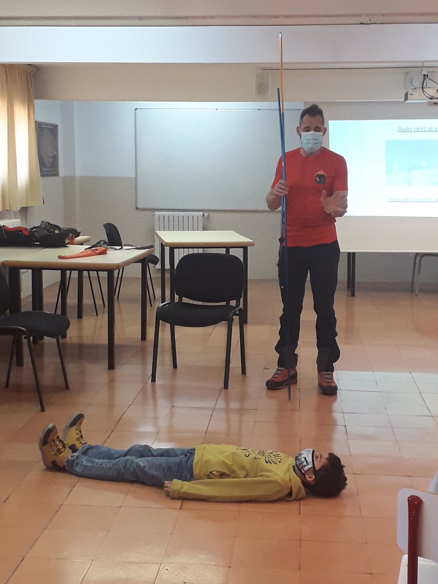 MAngelsAche's tweet photo. Com cada any, des de l’àrea de Formació Andorrana, iniciem a les escoles l’etapa de formació i sensibilització sobre els perills de les allaus ensenyant a través de xerrades, les eines i els gestos que cal tenir per protegir-se i salvar vides. Gràcies @BombersAndorra @pcandorra https://t.co/nIQQHH7KhS