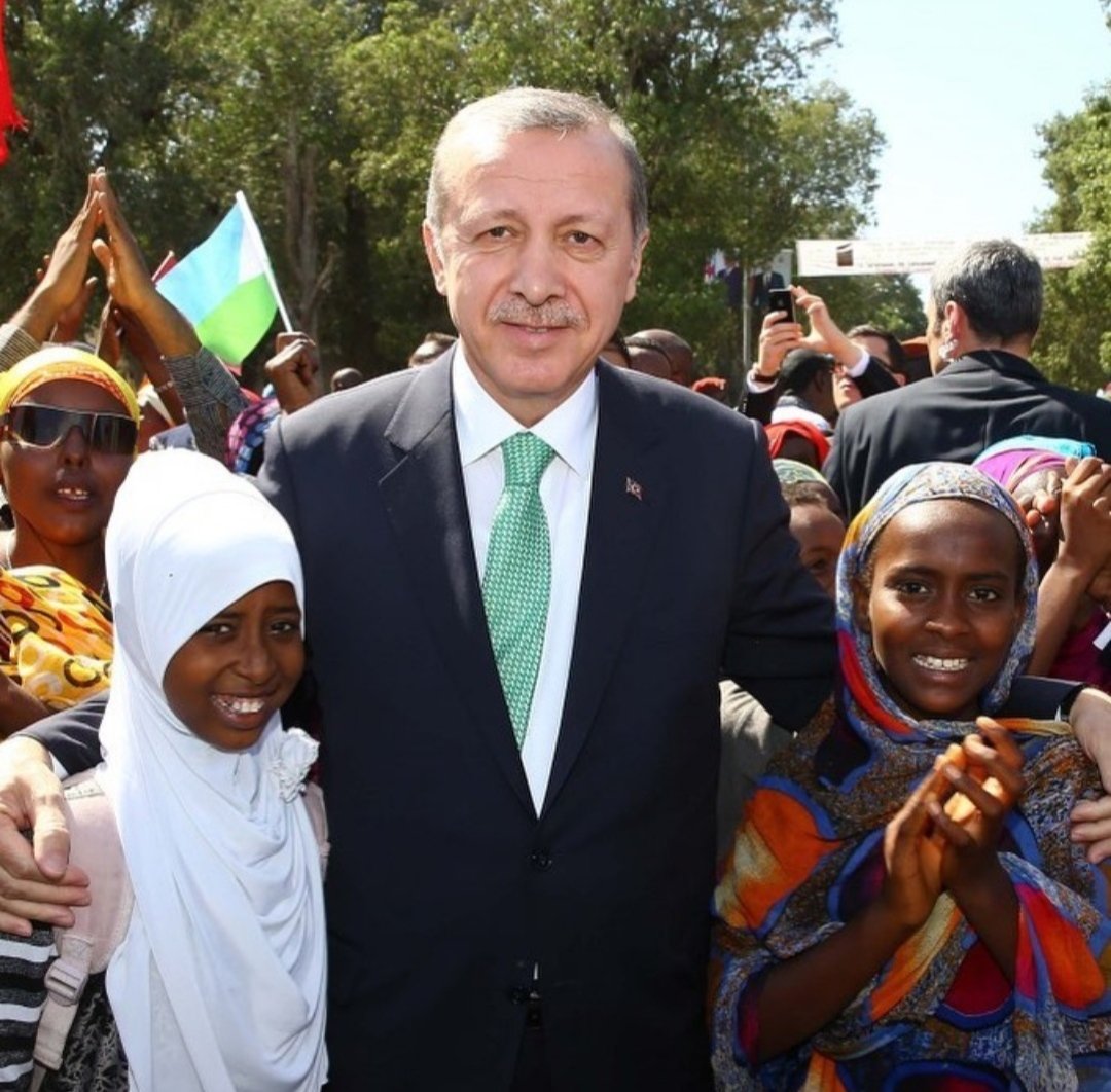 Reis'im ;
Yaptığımız iyilikler ve sahip çıkmaya çalıştığımız mazlumlar sebebiyle başımız dâra düşecekse, biz bu darlığı bir muska gibi göğsümüzde taşırız
Yolun Yolumuzdur...
#SeninleRTE