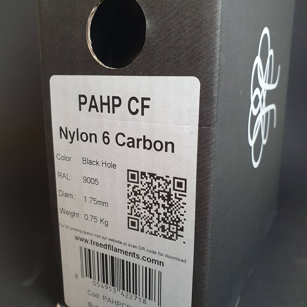 PlasticzNL's tweet photo. Printed parts of the @e3donline Titan Aero mount for our RatRig V-Core Pro2.
We used @treedfilaments PAHP Carbon and the @zodiacnozzle for this job. PAHP Carbon doesn't warp and the nozzle is perfect for all types of filament; you print carbon filled as easy as PLA, ABS or PETG. https://t.co/noHwOAf9Bs