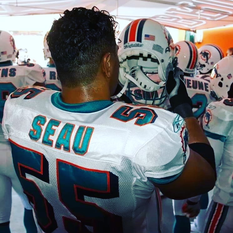 Happy birthday to former  and LB Junior Seau. 