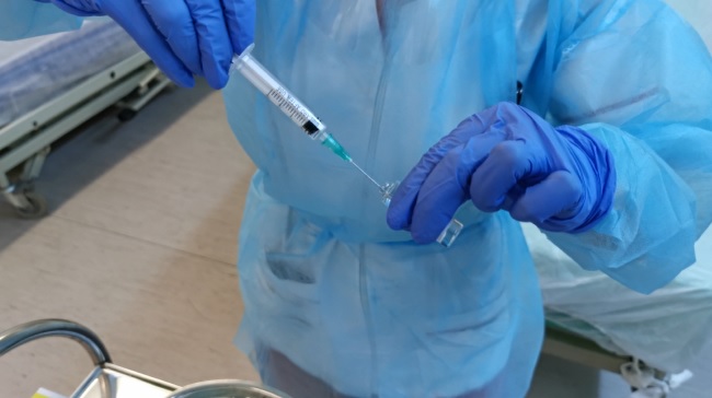 Un proiect de hotărâre de Guvern aflat pe ordinea de zi a ședinței de miercuri a Executivului prevede că, în etapa a doua de vaccinare anti-COVID, pe lângă categoriile deja incluse intră și personalul cheie de la Avocatul Poporului, CCR, CES, BNR, Consil
https://t.co/qcKuCO8KdE https://t.co/bghuNKCgkz