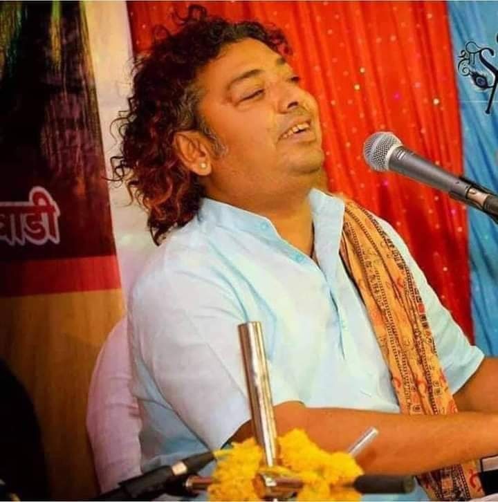 हमारे राजस्थान में ही नहीं बल्कि पूरे भारतवर्ष में अपनी गायकी के दम पर अपना व अपने क्षेत्र का नाम रोशन क़रने वाले नागौर मारवाड़ के सुप्रसिद्ध भजन गायक कलाकार, गायन दुनिया के सम्राट #कालुराम_बिखरनिया की आज सुबह हृदय गति रुकने से मृत्यु के दु:खद समाचार प्राप्त हुए ।
ओम शांति ओम 🌺