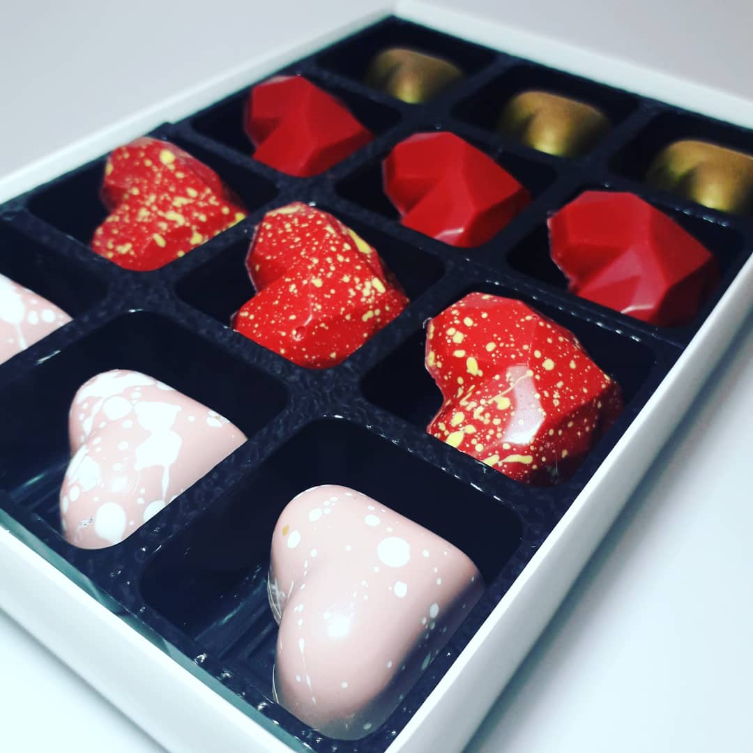 Lloyds_Choc's tweet photo. Almost time for valentines day and our much anticipated #valentines box of #chocolates is now available online at https://t.co/wS3S7HzMSE
We will also be delivering to #barricainthepark this weekend β₯οΈ#marcdechampagne #saltedcaramel #sunshinegin from @CuckooGin #strawberry https://t.co/beIYrpWMZw